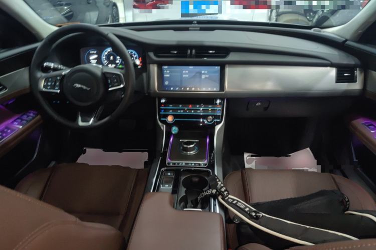 Used Jaguar XFL 2020 XFL 2.0T P250 Four-Wheel Drive Luxury Edition Center Console