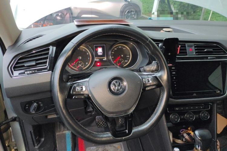 Used Volkswagen Tiguan L 2019 Revised 330TSI Automatic Two-Wheel Drive Smart & Luxury Edition China VI Standard Steering Wheel