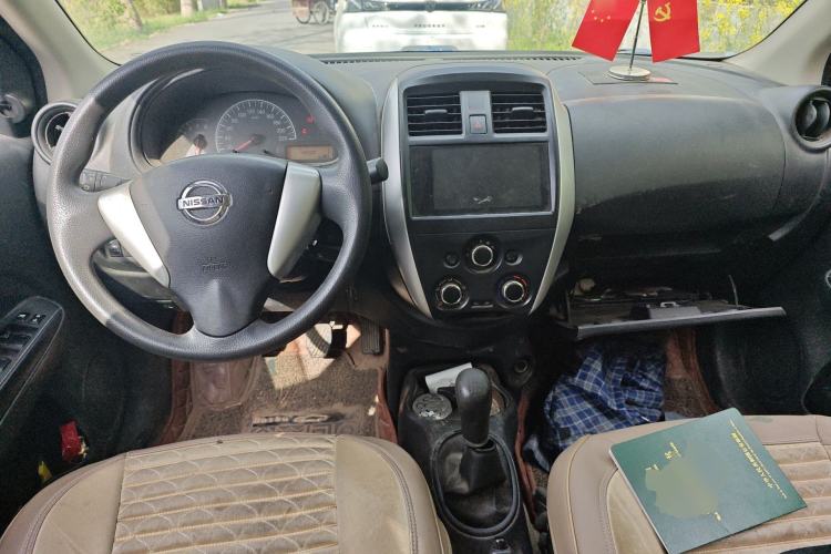 Used Nissan Sunny 2014 1.5XE Manual Comfort Edition Center Console