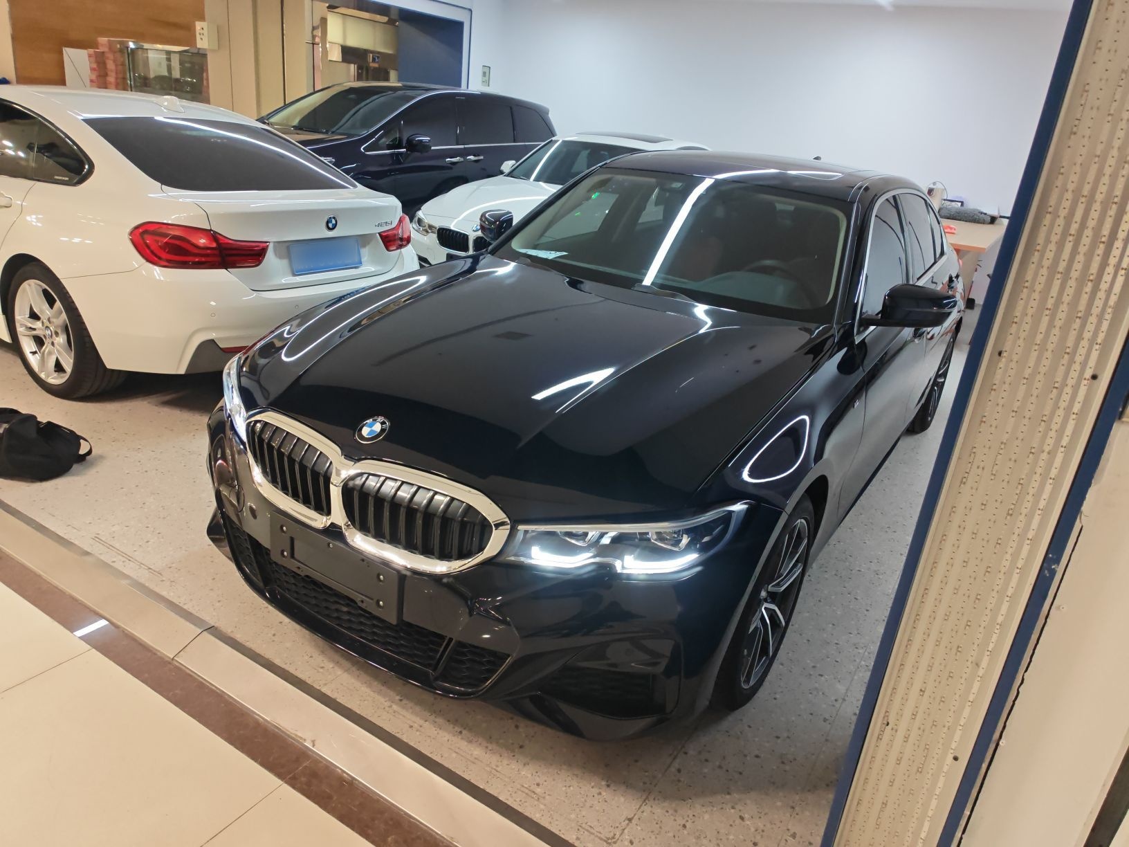 تحت مقدمة السيارة