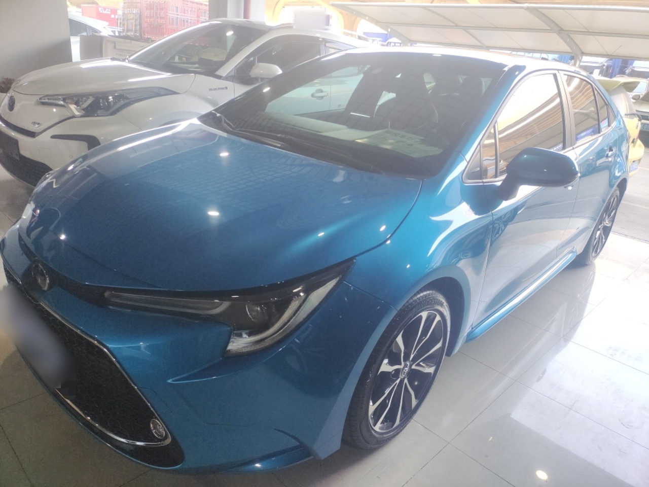 Под передней частью автомобиля