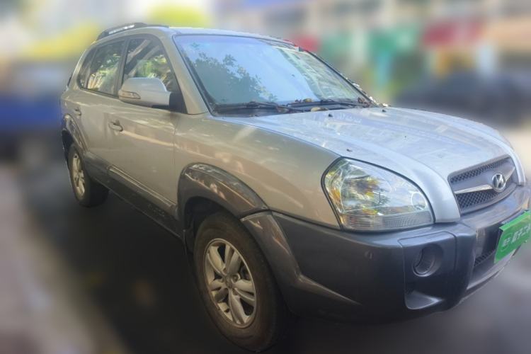 Used Hyundai Tucson 2009 2.0L Automatic Two-Wheel Drive with Sunroof Front Right 45 Deg