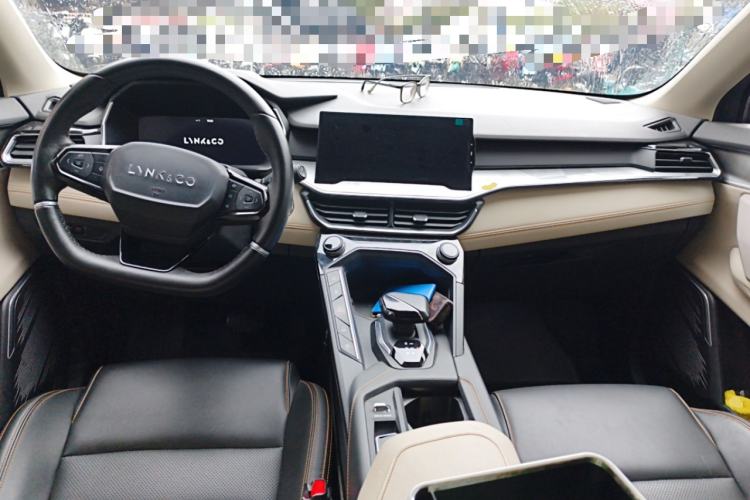 Used Lynk & Co 06 EM-P 2022 PHEV 84 km Range Pro Version Center Console