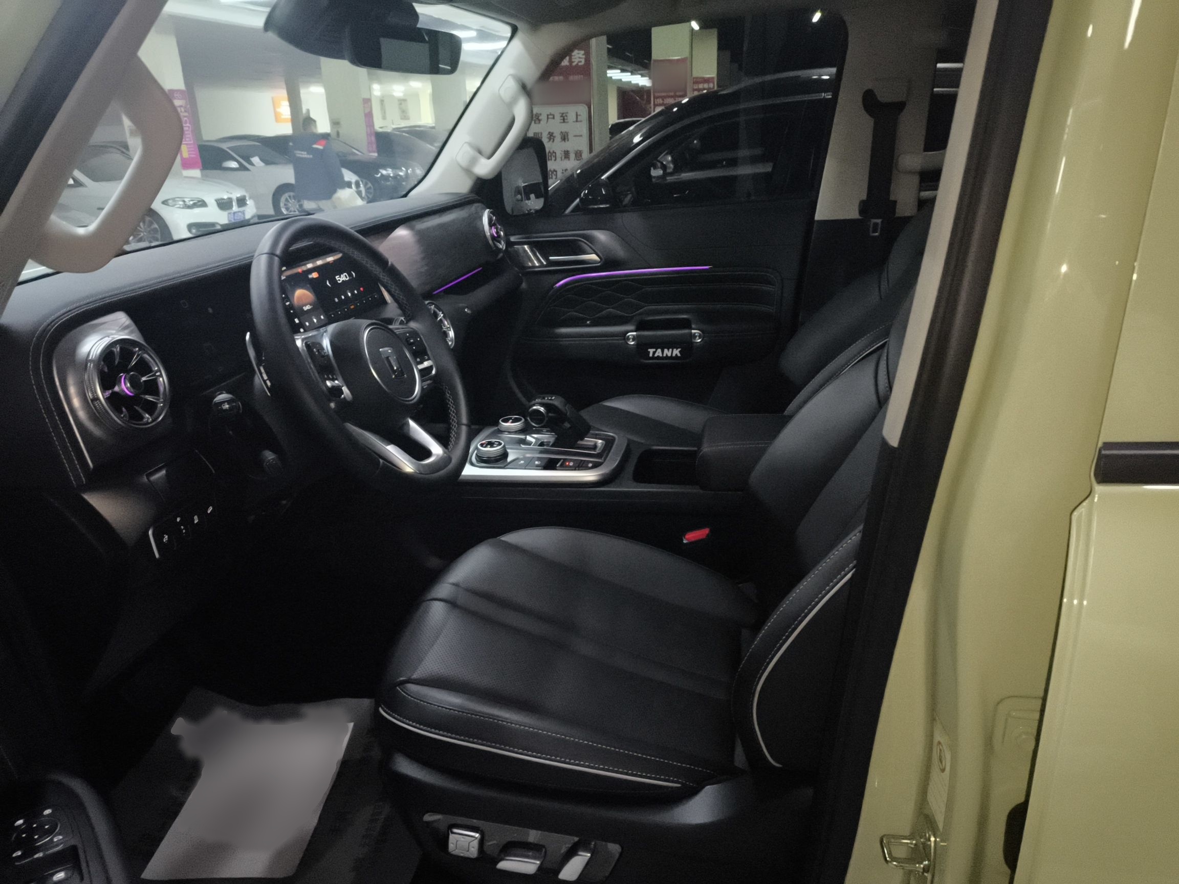 المقاعد الأمامية داخل السيارة