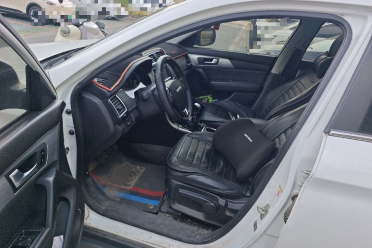 Used Haval H2 2018 Chuanxiang Edition Red Badge 1.5T Manual Two-Wheel Drive Fashionable Model Driver Seat