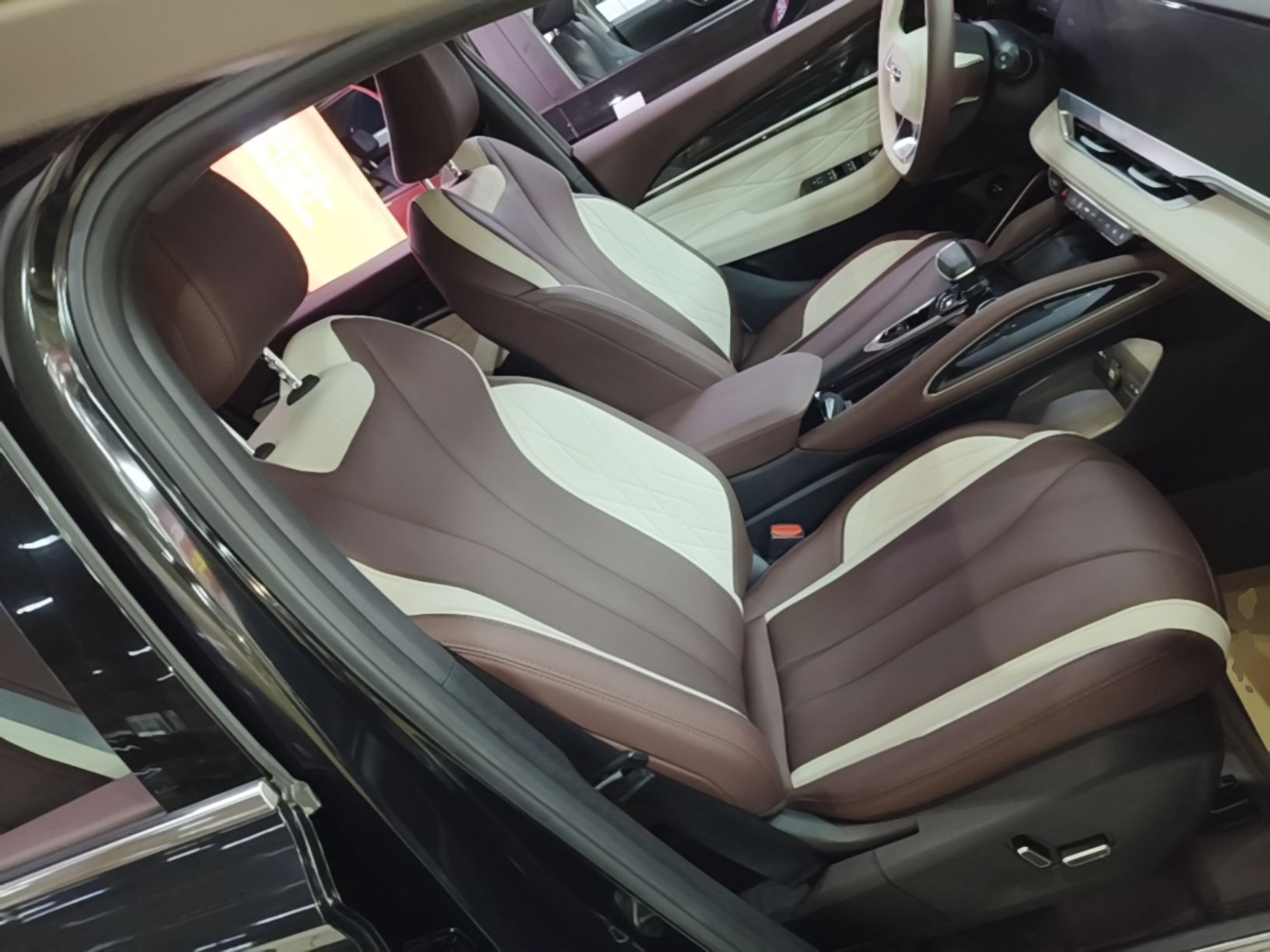 Geely Auto Monjaro L 2024 2.0TD High-Power Automatic Two-Wheel Drive Yunqi Version — снимка 19