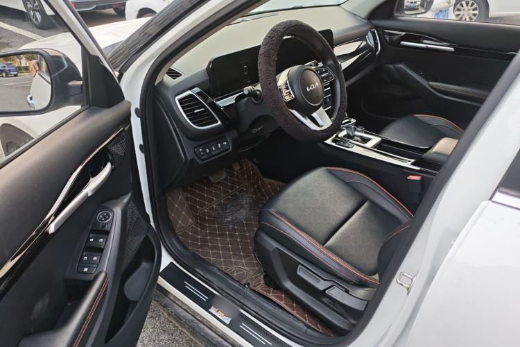 Used Kia Seltos 2023 1.5L CVT Luxury Edition Driver Seat