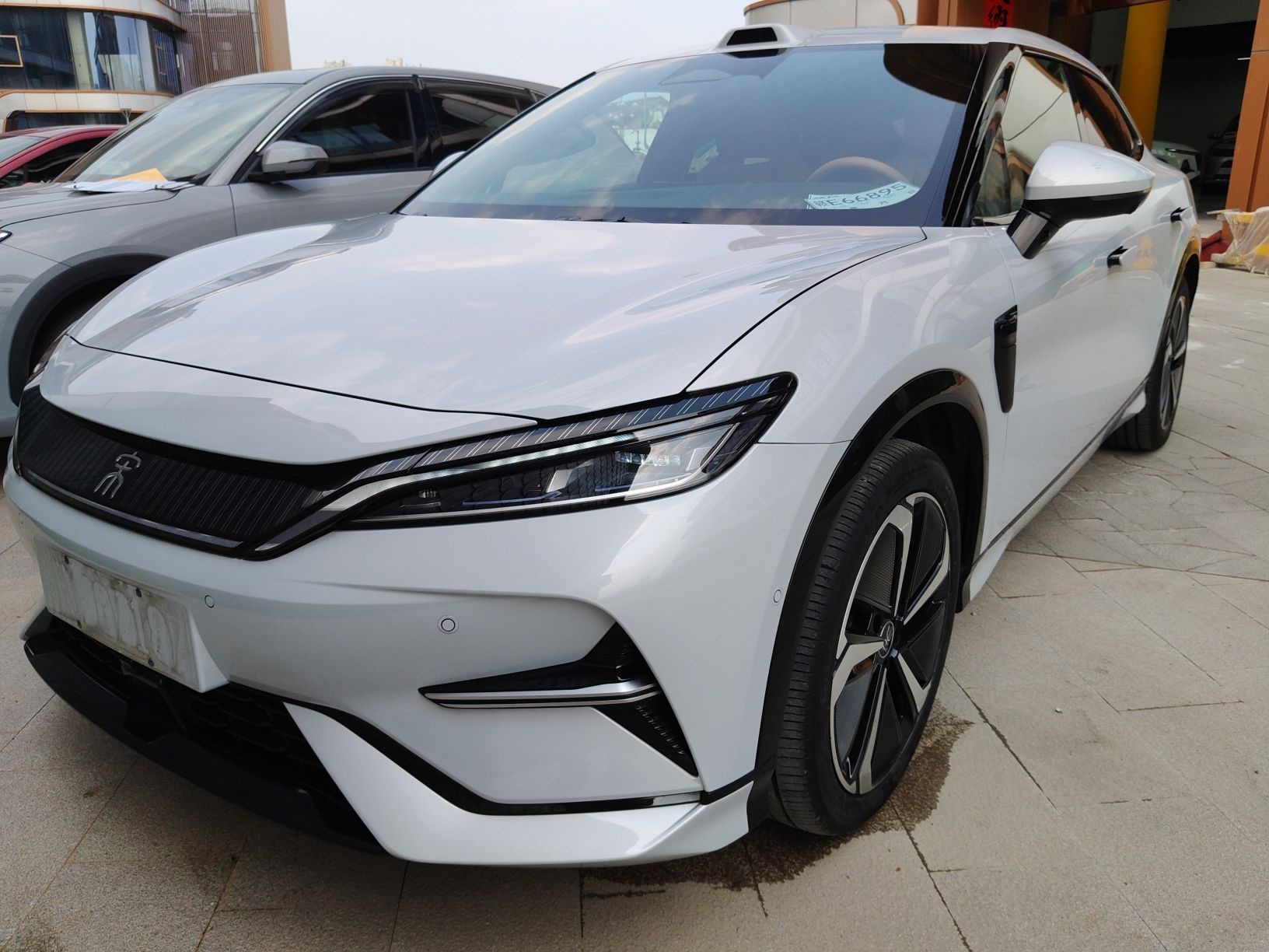 Под передней частью автомобиля