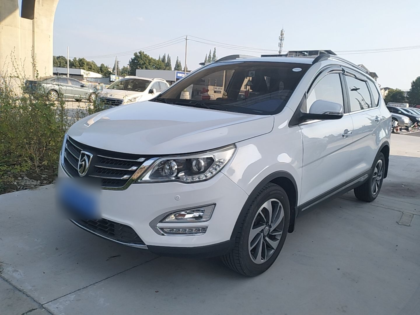 Под передней частью автомобиля