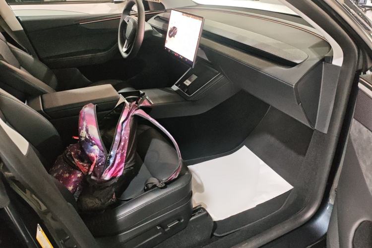 Used Tesla Model Y 2025 Long-Range All-Wheel-Drive Version
