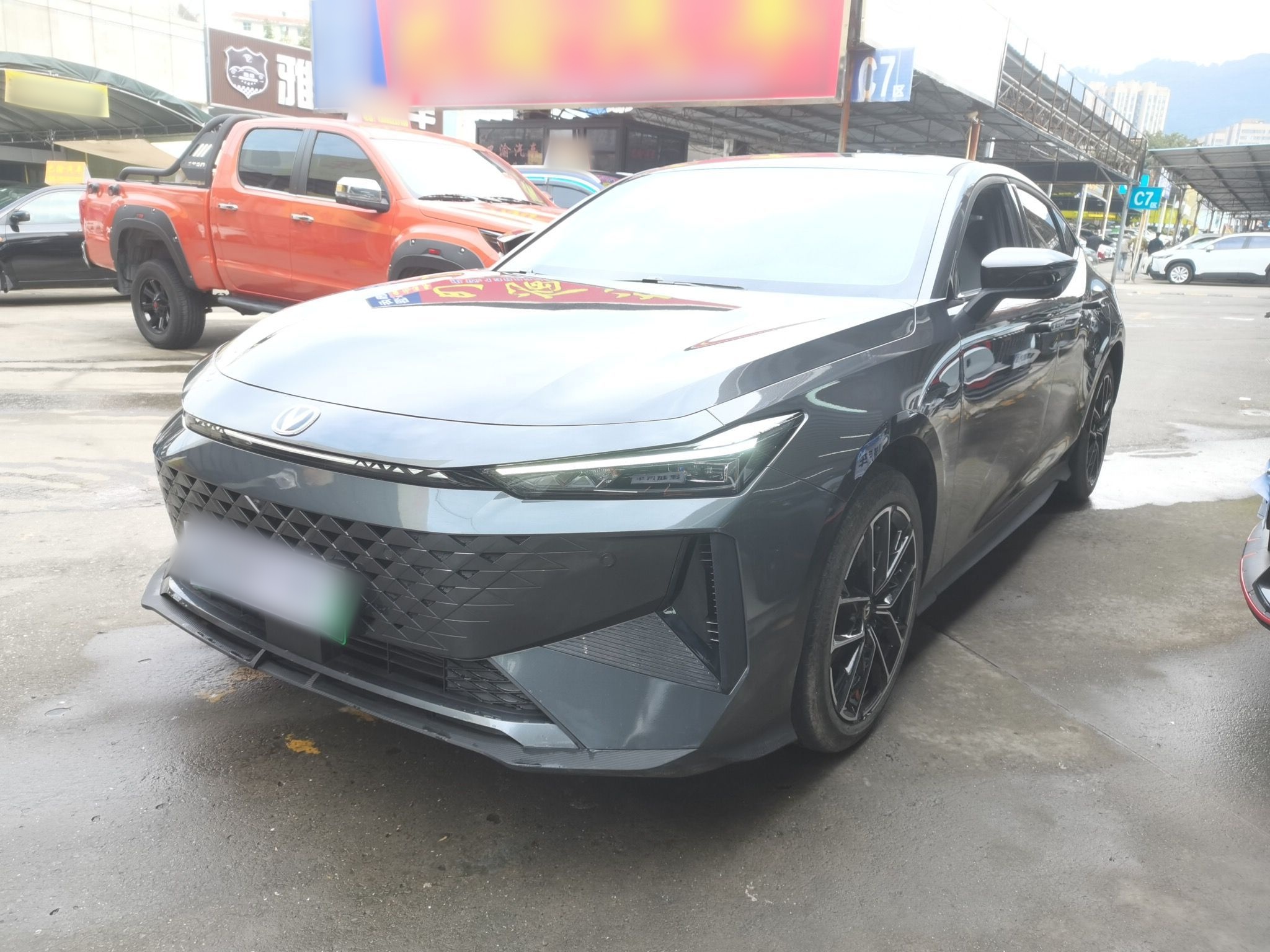 تحت مقدمة السيارة