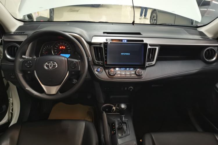 Used Toyota RAV4 2016 2.0L CVT Two-Wheel Drive Fashion Edition China V Standard Center Console