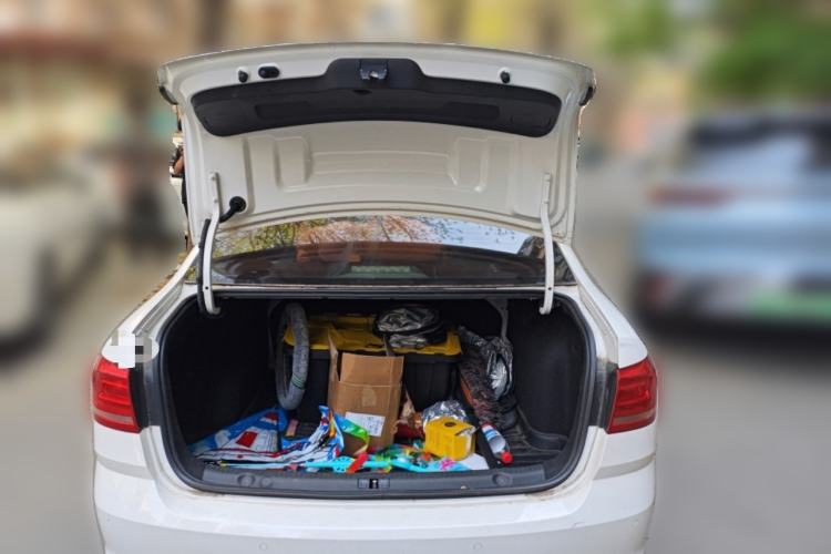 Used Volkswagen Lavida 2015 1.6L Automatic Fashion Edition Trunk