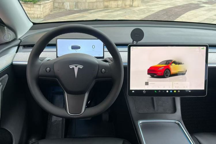 Used Tesla Model Y 2023 Long-Range All-Wheel-Drive Version Interior 3