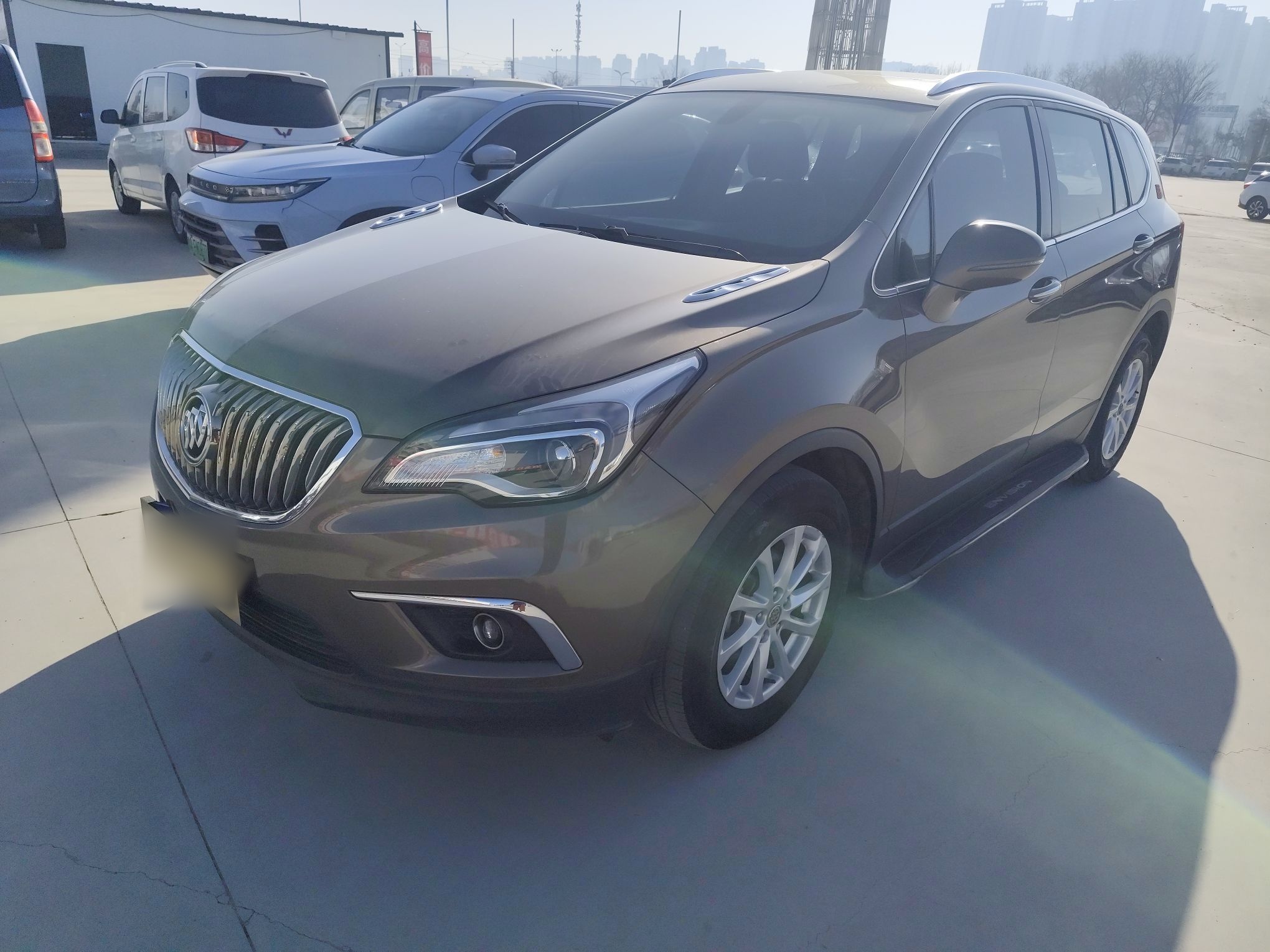 Под передней частью автомобиля