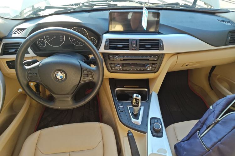 Used BMW 3 Series 2013 320i Sport Edition Center Console