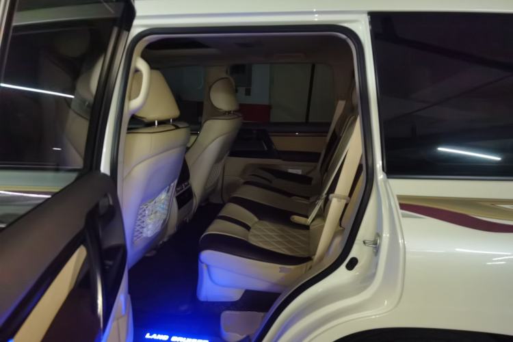 Used Toyota Land Cruiser 2018 4.0 GX-R Eight Cylinders No Winch Outboard Mount Middle East Left Rear Seat