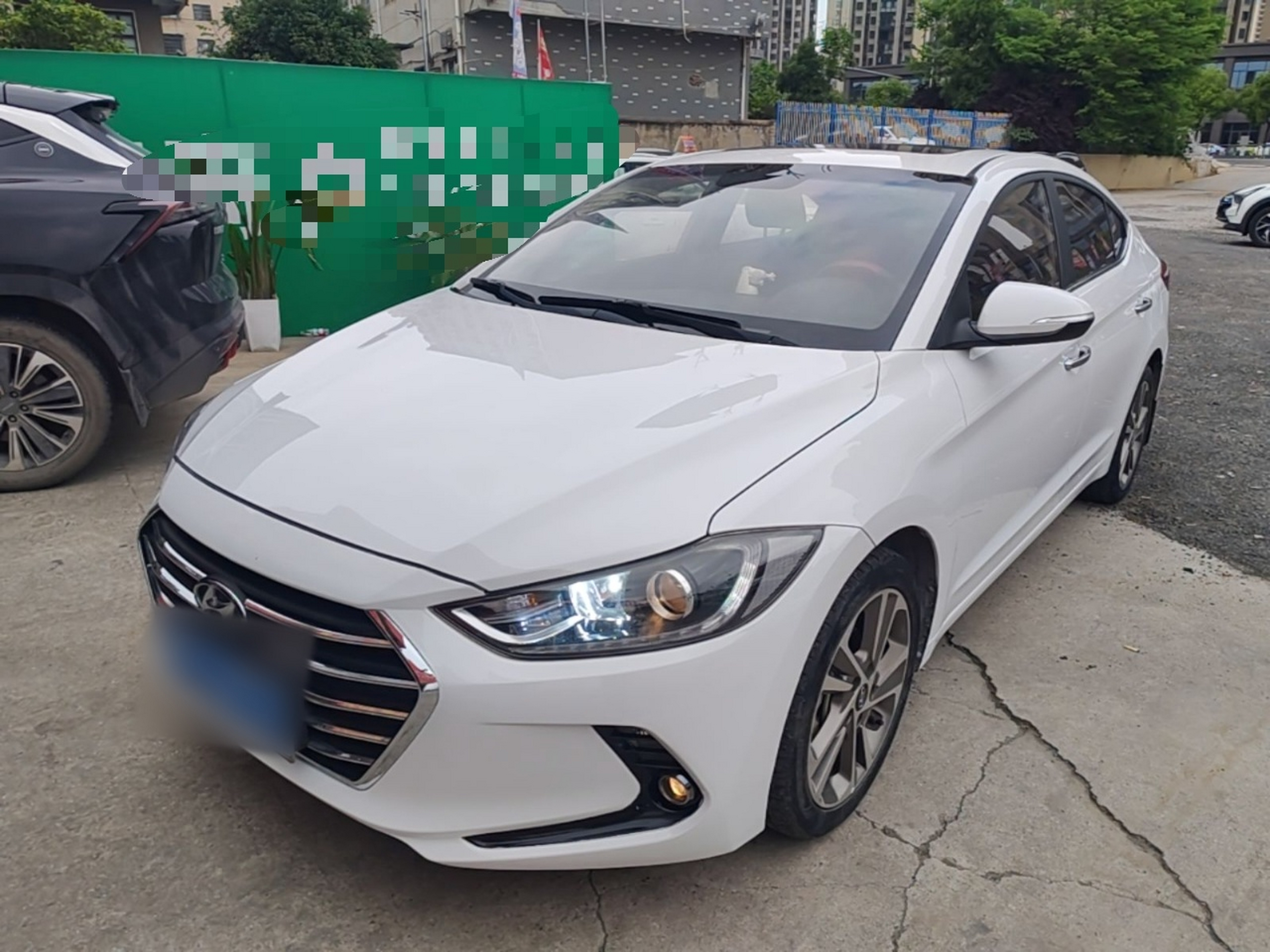 Под передней частью автомобиля