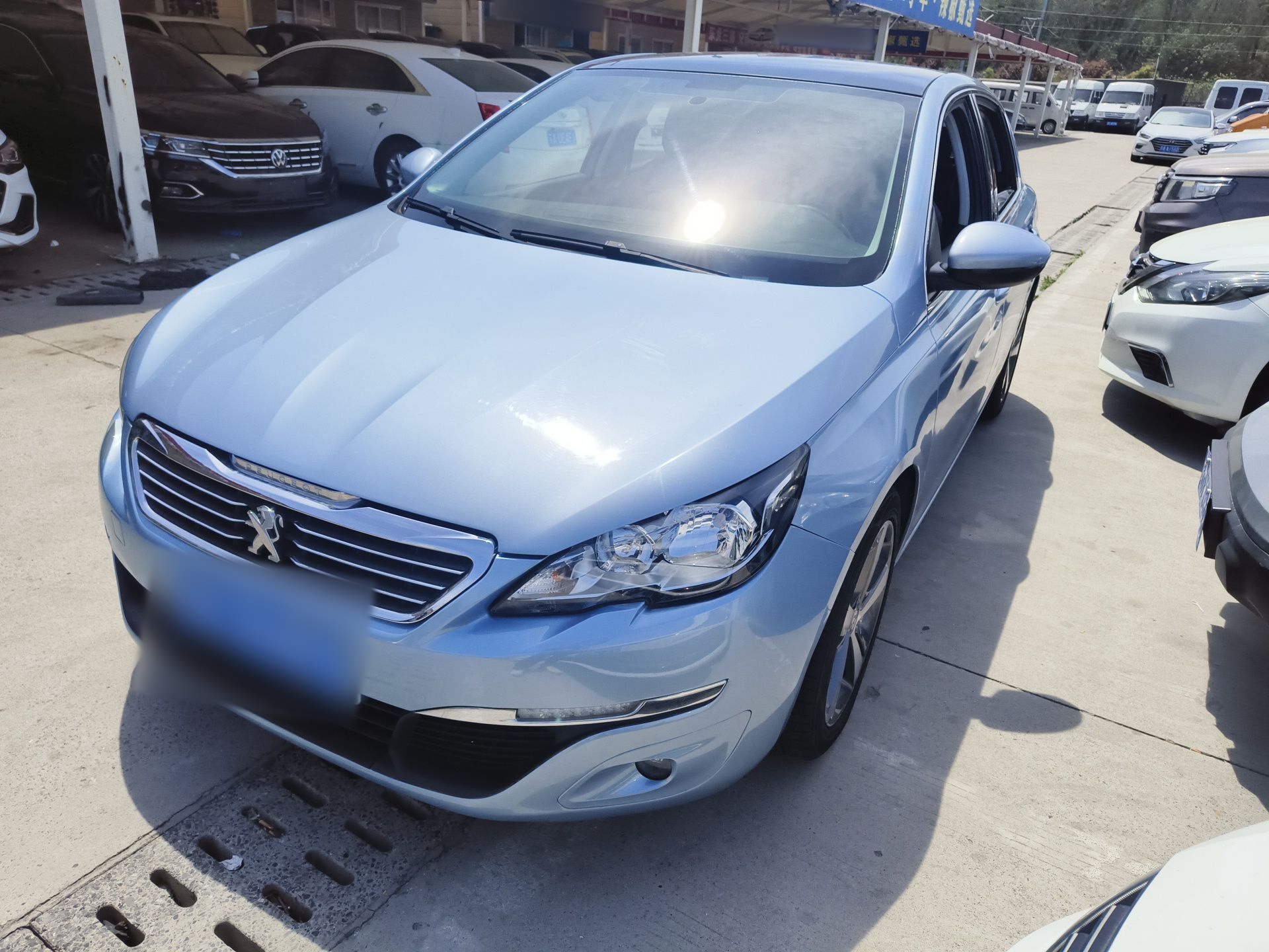 تحت مقدمة السيارة