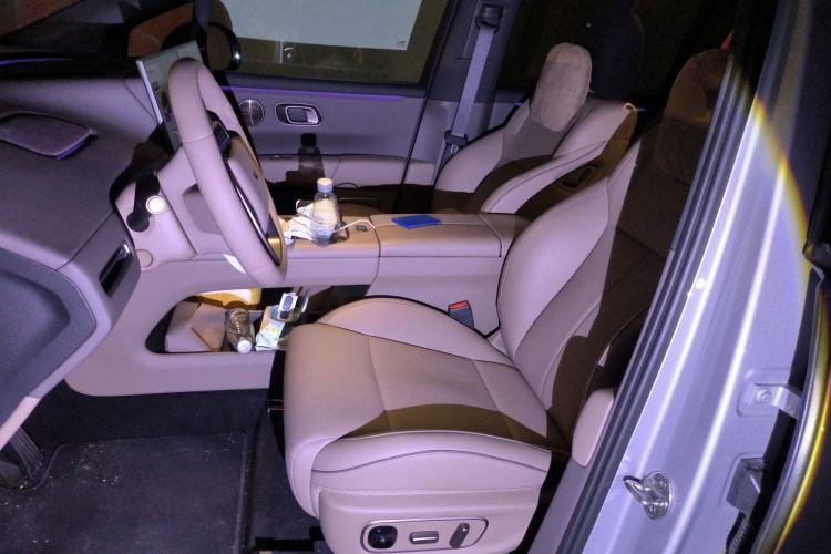 Used Li Auto i6 2025 Model Four-Wheel-Drive Standard Type
