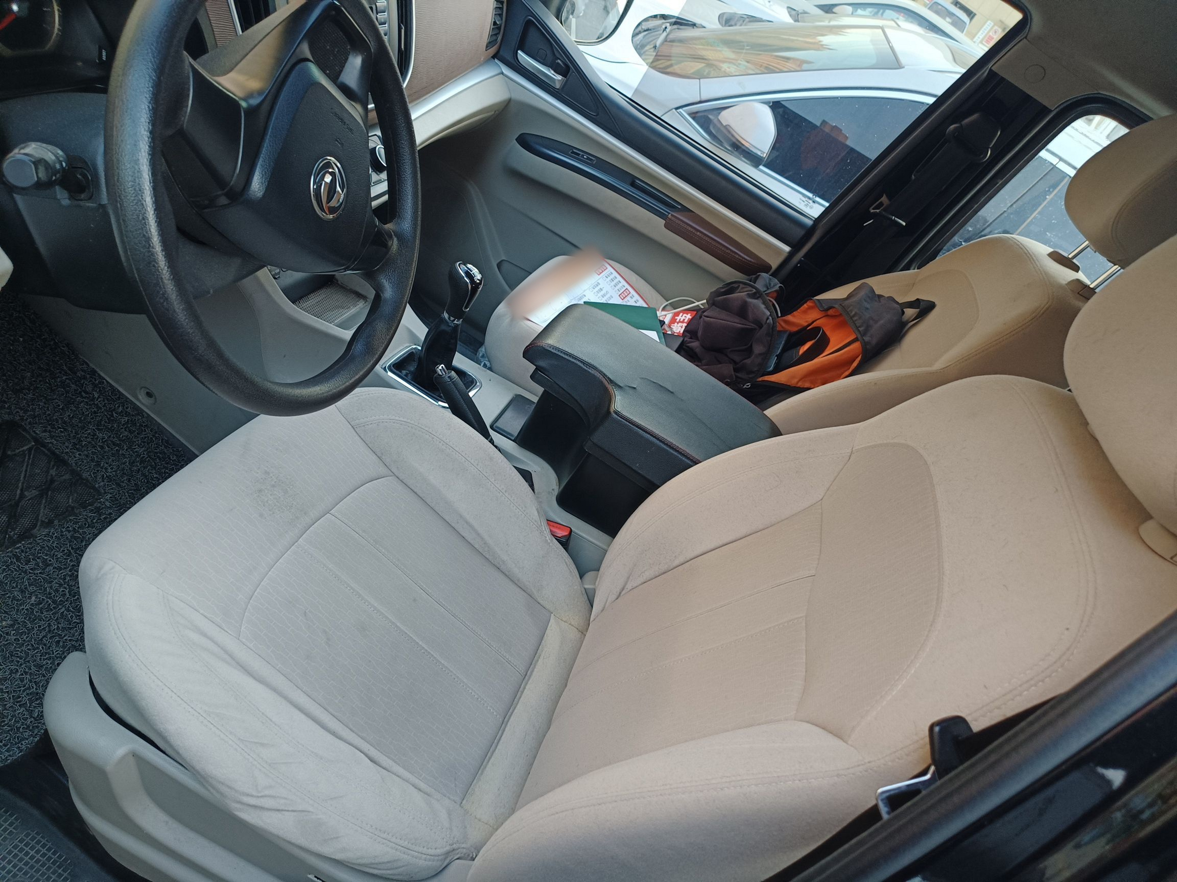 Переднее сиденье в автомобиле