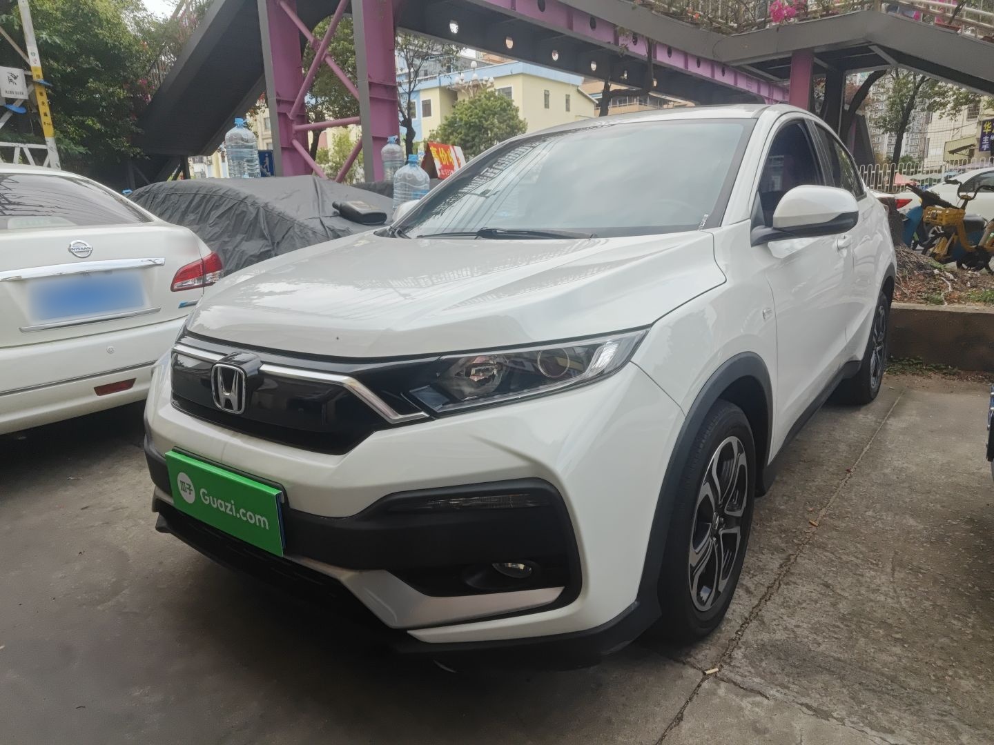 تحت مقدمة السيارة