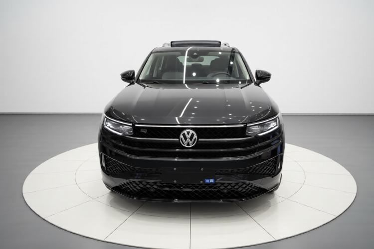 Used Volkswagen Tavendor 2024 380TSI All-Wheel-Drive R-Line Cruise Premium Edition Front