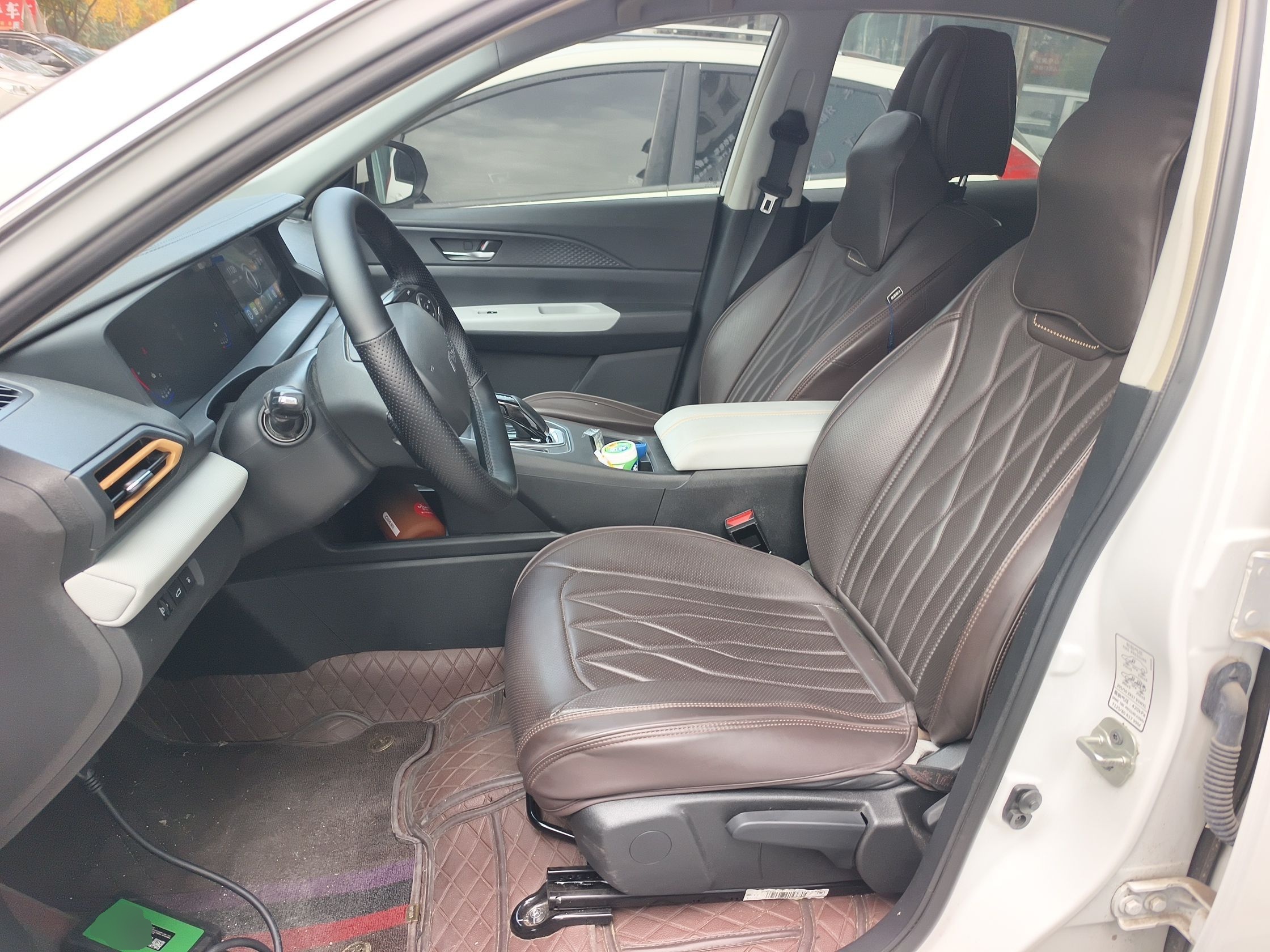 المقاعد الأمامية داخل السيارة