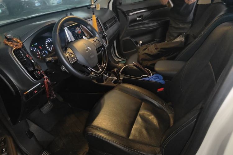 Used Mitsubishi Outlander 2016 2.4L 4x4 Luxury Edition 7-Seater
