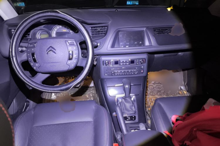 Used Citroen C5 2014 1.6T Automatic Luxury Model Center Console