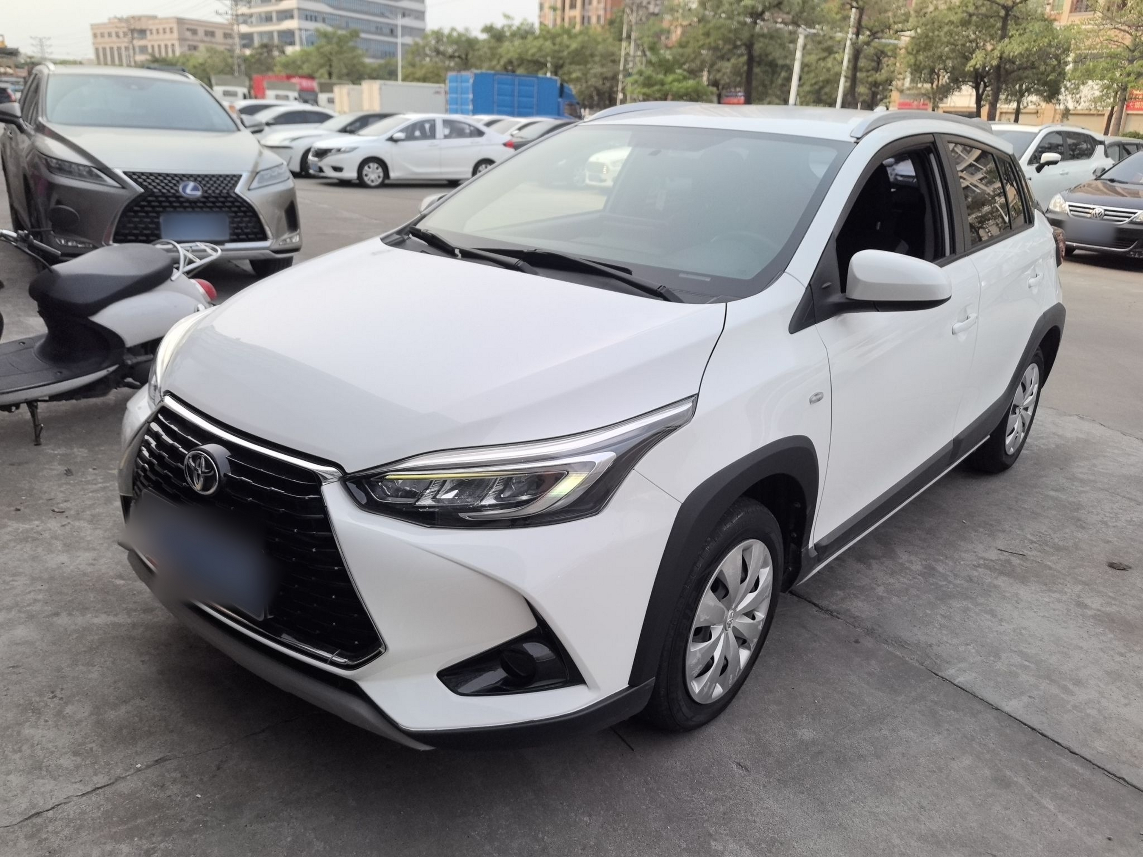 تحت مقدمة السيارة