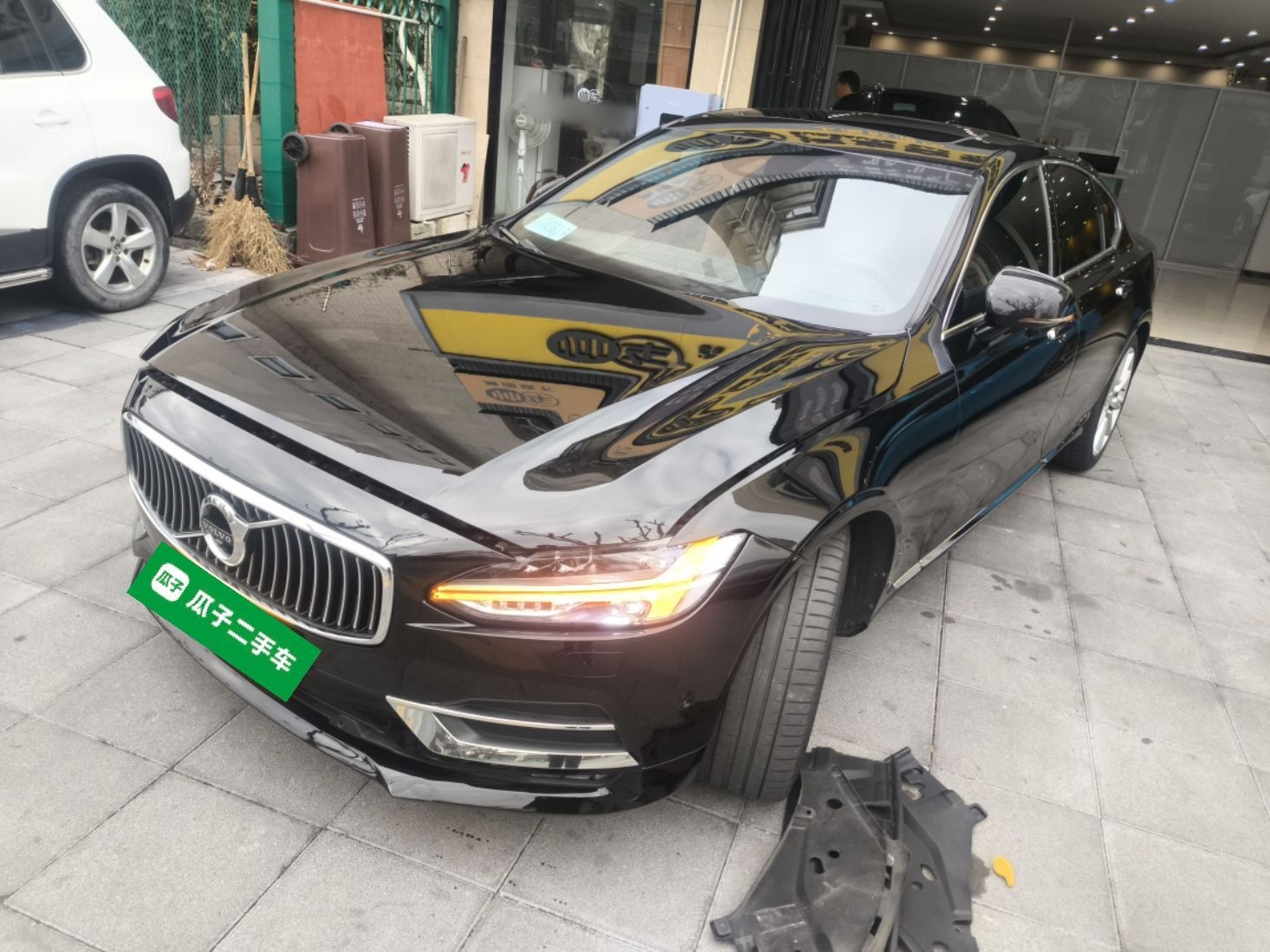 تحت مقدمة السيارة