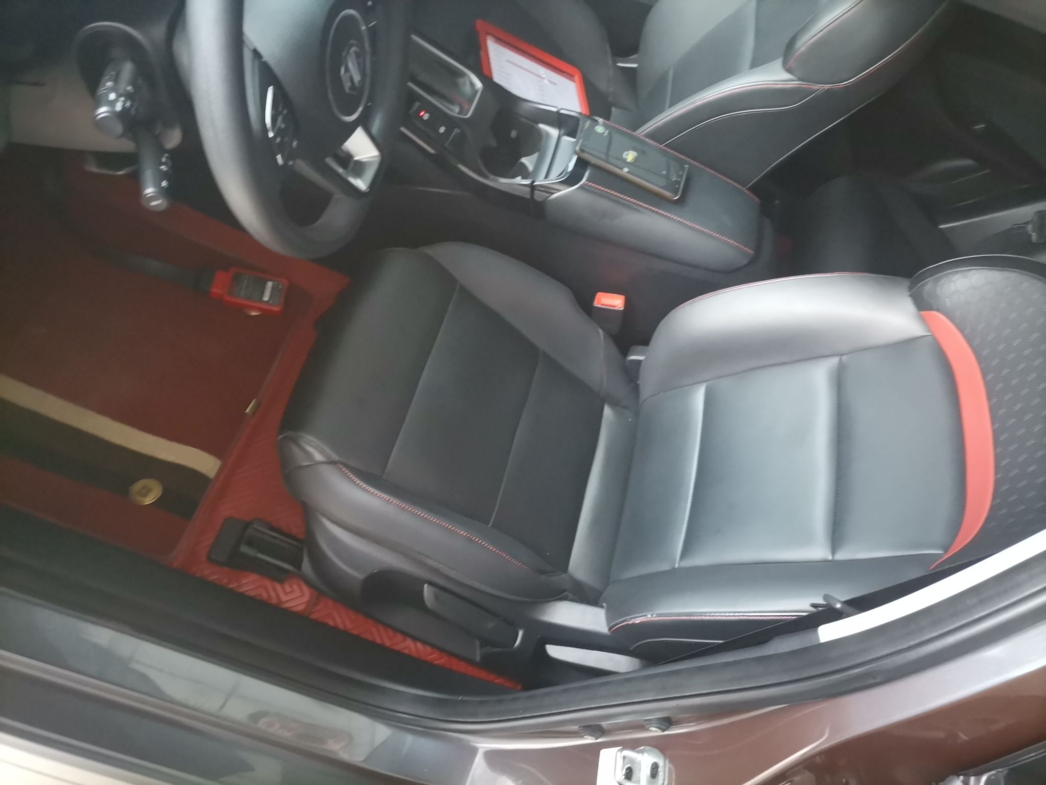 Переднее сиденье в автомобиле