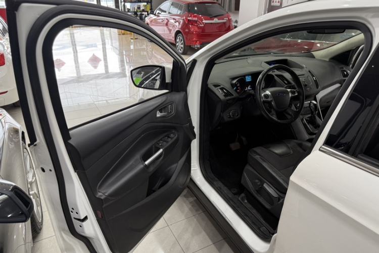 Used Ford Kuga 2013 1.6L GTDi Two-Wheel-Drive Trend Model Interior 4