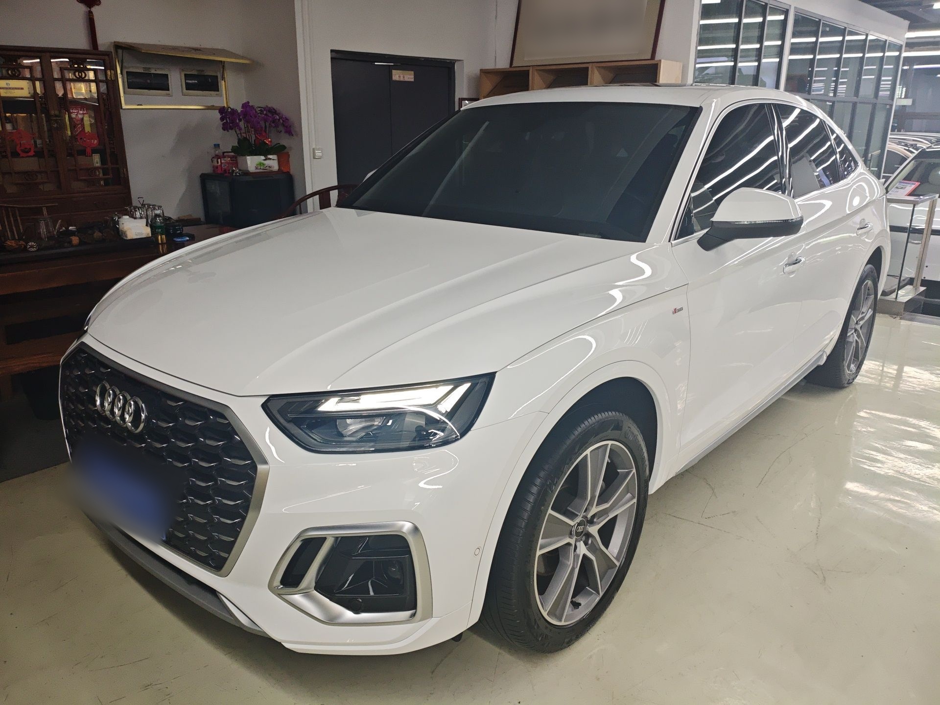 Под передней частью автомобиля