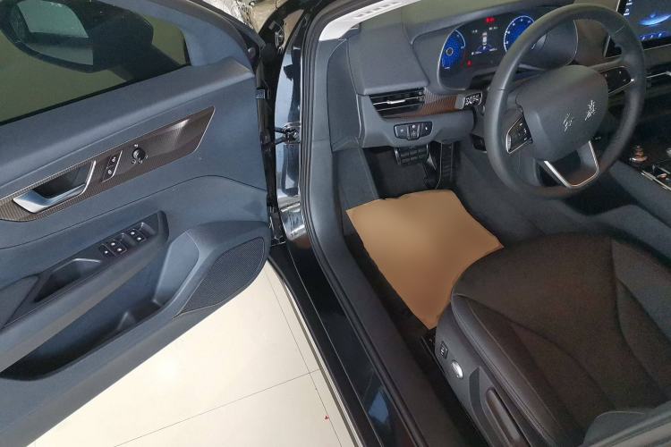 Used Hongqi E-QM5 2022 431 km Charge & Enjoy Edition