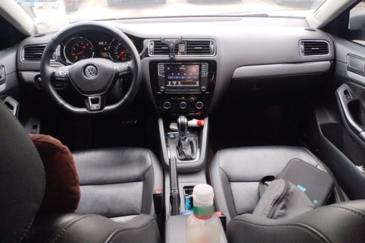 Used Volkswagen Sagitar 2015 230TSI Automatic Comfort Version Center Console