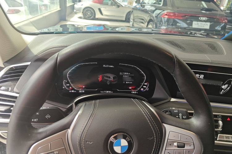 Used BMW X7 2021 Facelifted xDrive40i Luxury Package with Leading Features
