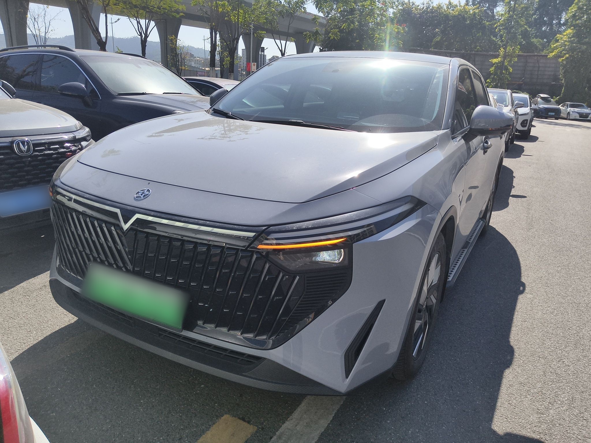 Под передней частью автомобиля