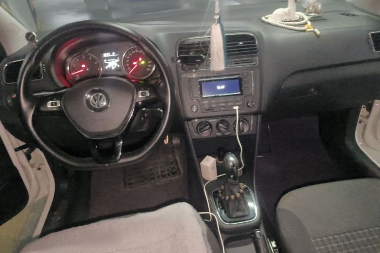 Used Volkswagen Polo 2016 1.6L Automatic Comfort Model Center Console