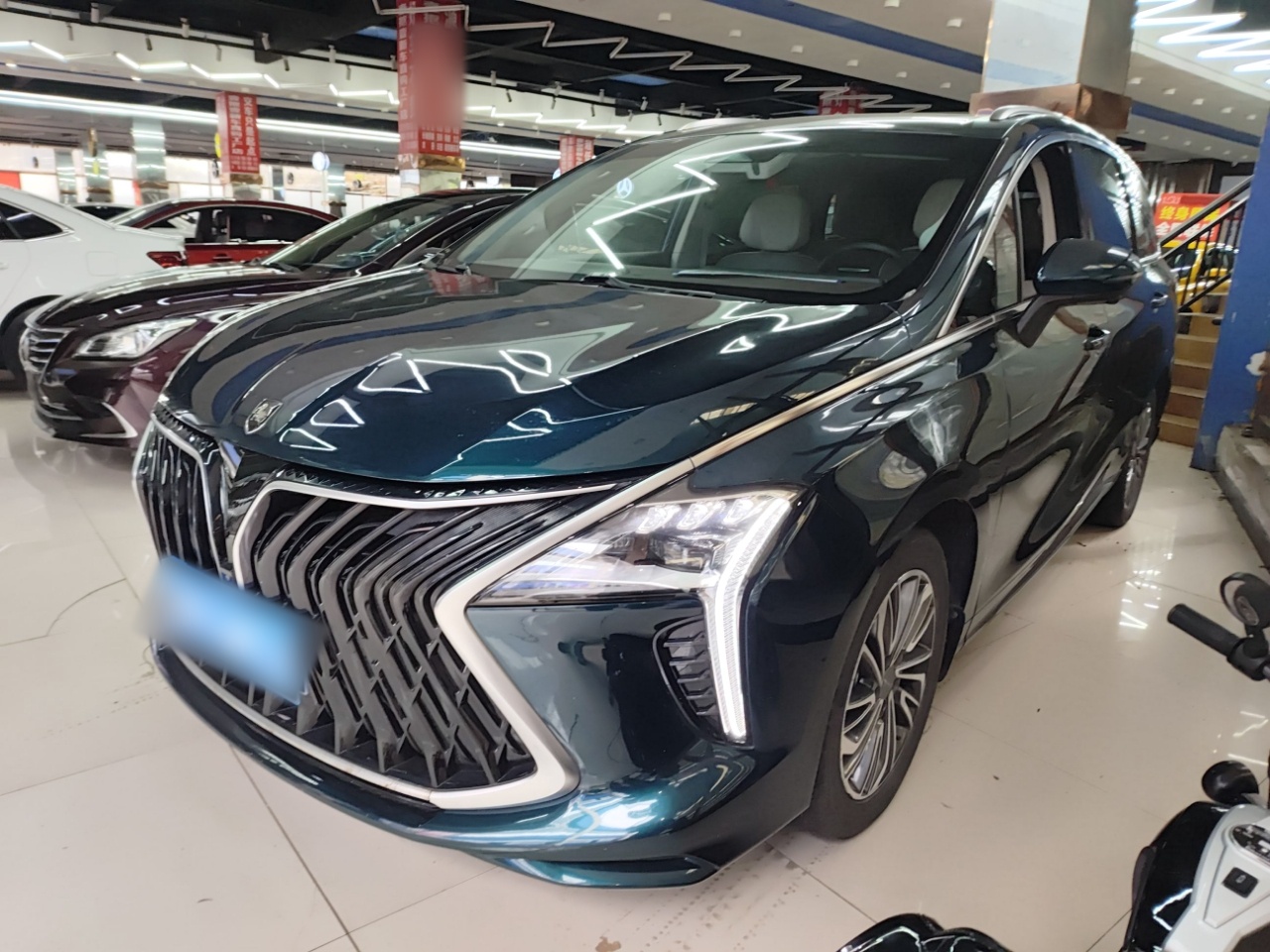 تحت مقدمة السيارة