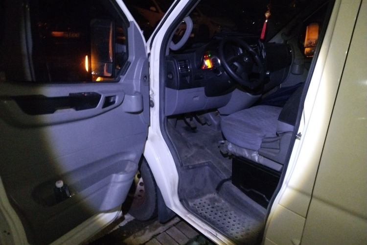 Used Dongfeng Yufeng 2020 2.3T Economy Logistics Vehicle Short Wheelbase Low Roof 5-9 Seater WP2.3
