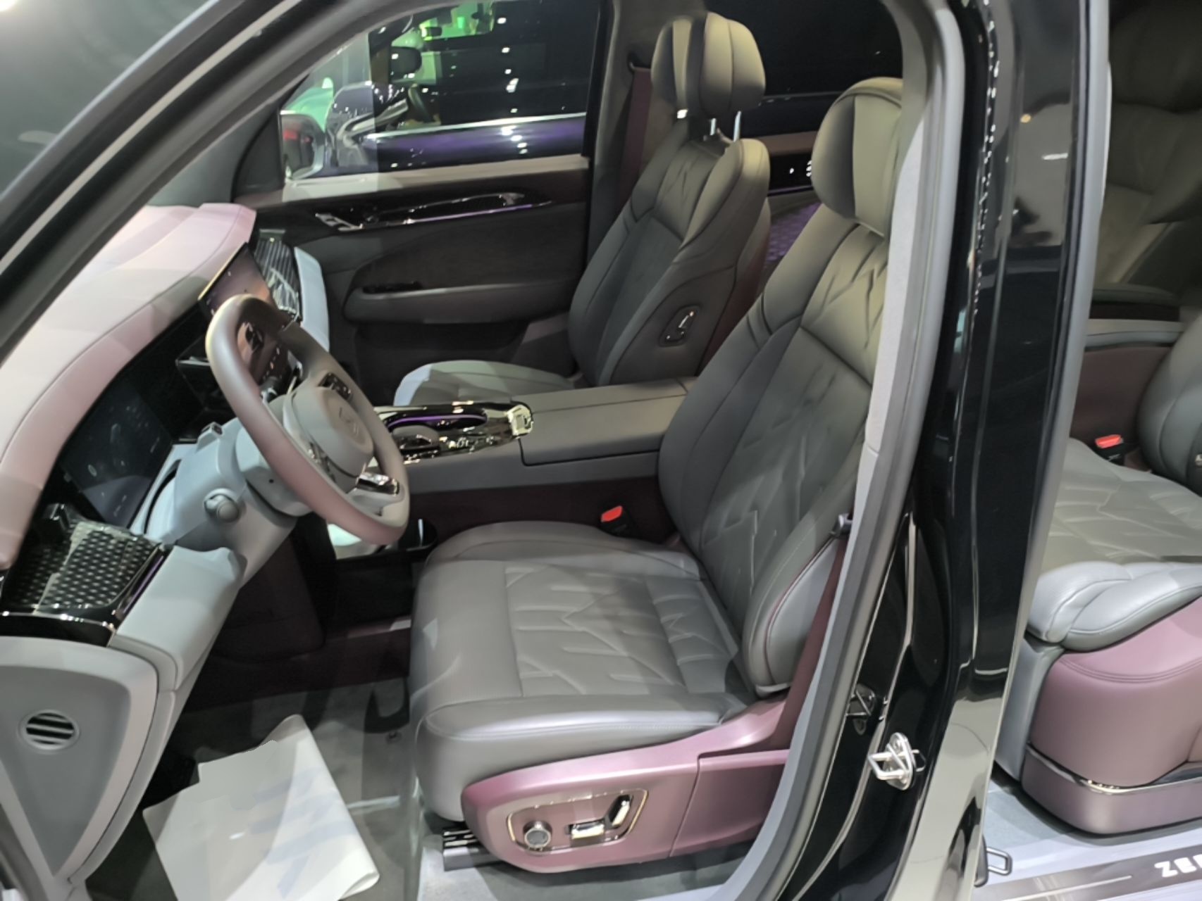 Zeekr 009 2024 7-Seater Walk-Through Version Four-Wheel Drive 108 kWh — снимка 17