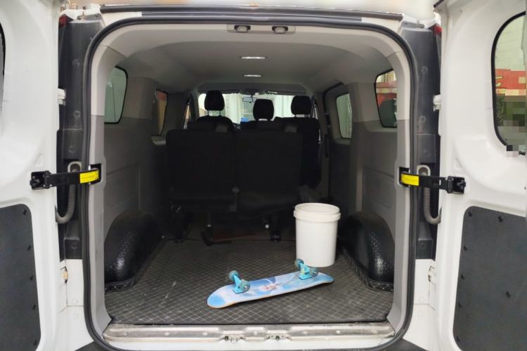 Used SAIC MAXUS Xintu V70 2023 2.0T Elite Edition Manual Transmission Short Wheelbase Low Roof 5/6 Seats (125 hp)
