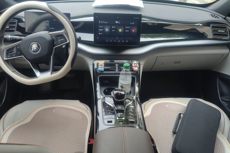 Used BYD Qin PLUS 2023 Champion Edition DM-i 55KM Superior Model Center Console