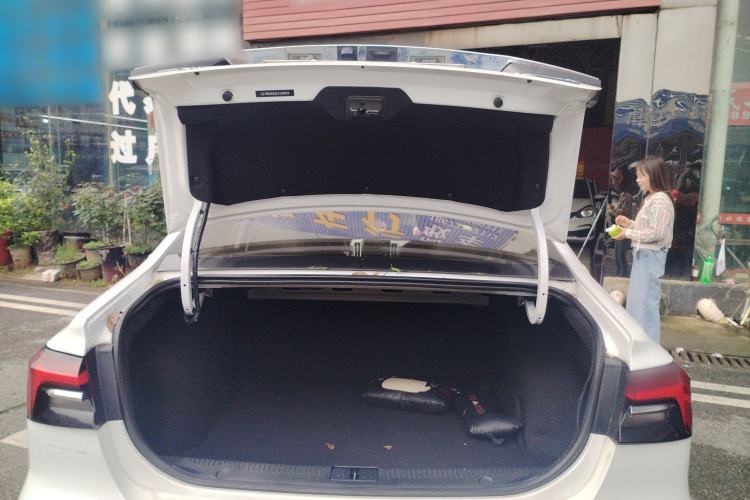 Used Roewe i6 MAX 2020 300TGI Automatic "Swell Cool Smart Drive" Edition Trunk