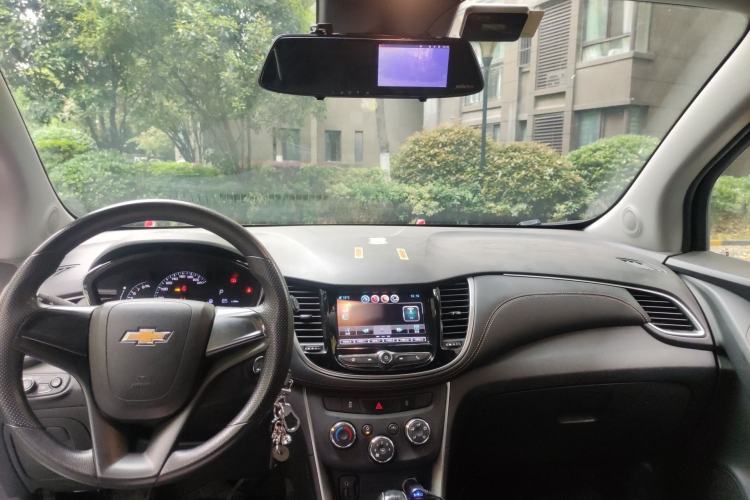 Used Chevrolet Trax 2018 330T Automatic Two-Wheel Drive Elite Model Center Console