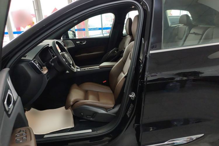 Used Volvo XC60 New Energy 2025 Plug-in Hybrid Long-Range All-Wheel Drive Smart Luxury Edition
