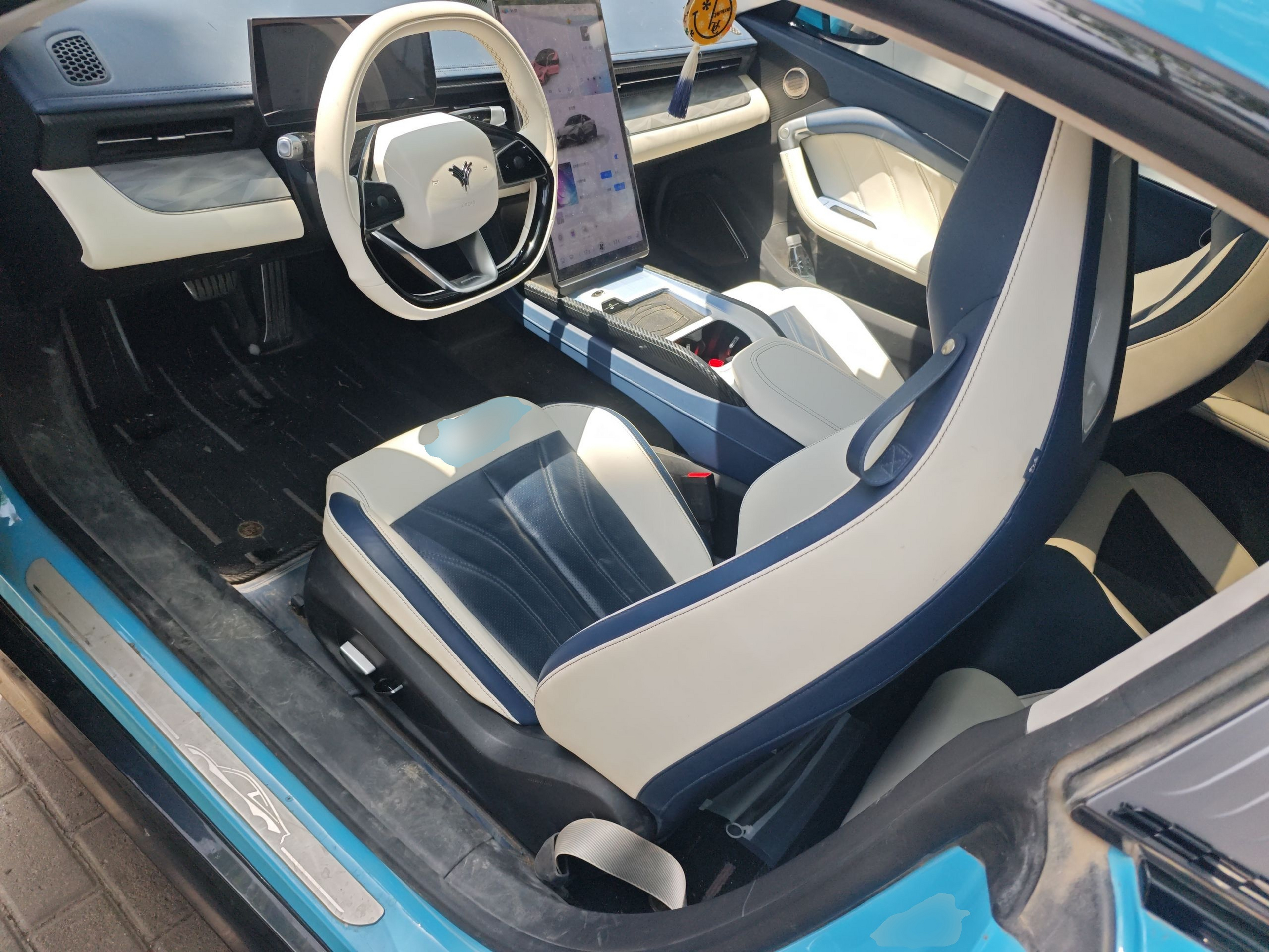 المقاعد الأمامية داخل السيارة