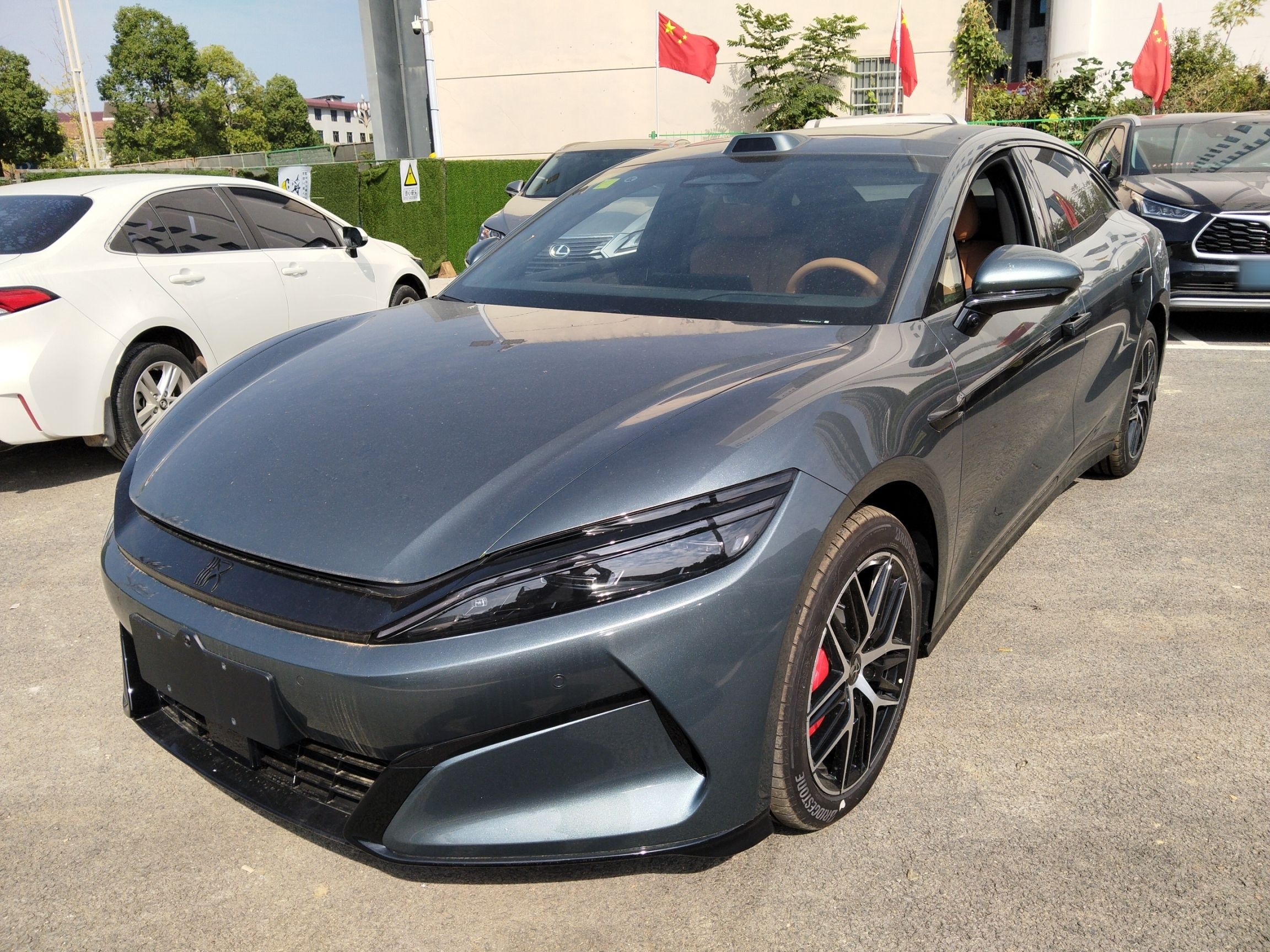 Под передней частью автомобиля